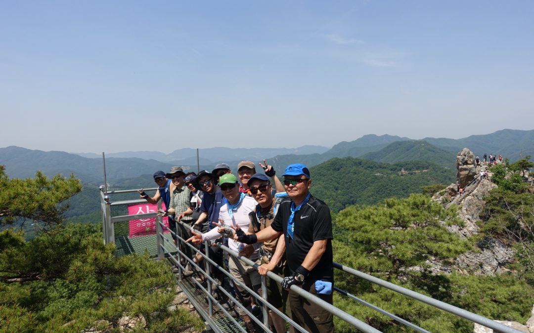 바위산 매력에 취하고 홍천강 풍광에 빠지고… 강원도 홍천 팔봉산에서