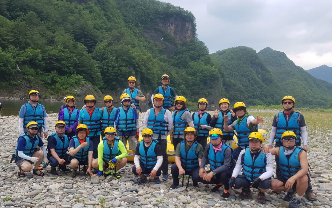 영월 ‘동강 래프팅’의 모든 것… 잣봉에서 흘린 땀을 동강 래프팅과 장대소낙비가 씻겨주네
