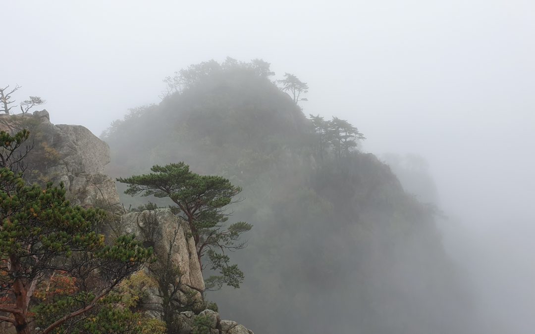[강원도 홍천 가리산 ①] 맑은 날은 ‘강원 영서 제1의 조망터’ 자랑하지만 비 내린 날은 운무(雲霧)에 가려 희미한 정상(1봉)이 오히려 운치있고 멋져