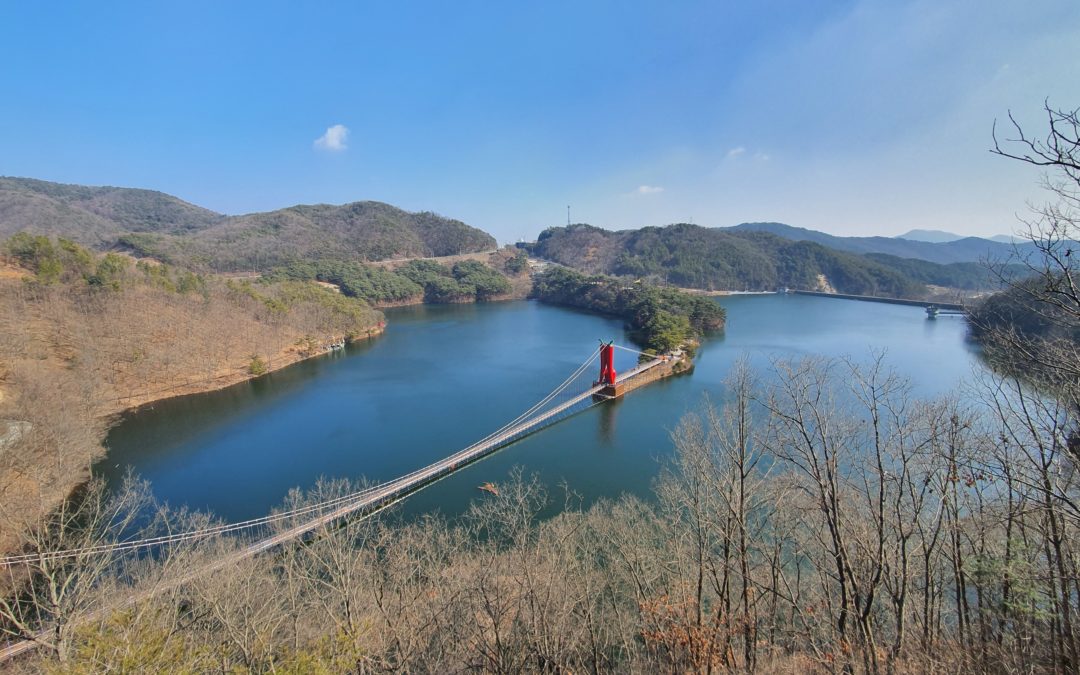 충남 청양의 칠갑산 오르다가 내려다본 ‘천장호 출렁다리’