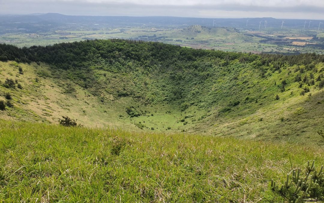 [제주 오름 가봐수까 ②] 다랑쉬오름은 ‘제주 오름 답사 1번지’… 등산의 맛, 거대한 분화구, 뛰어난 조망, 완벽한 균제미와 대칭미가 자랑