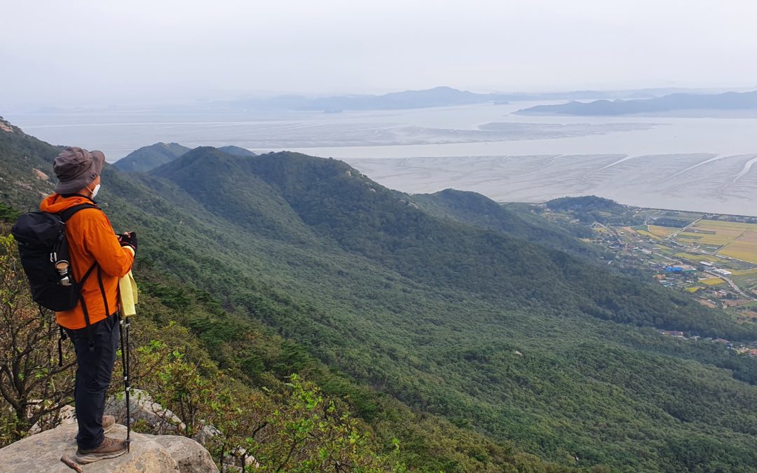 [강화도 마니산] 암릉 산행의 묘미를 즐기면서도 넓게 펼쳐진 서해 갯벌과 초록의 간척지 조망하며 걷는 재미가 제법 쏠쏠하다