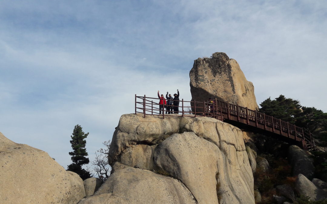 [설악산 국립공원] ① ‘울산바위’는 국내 최대 수직 암릉인데도 크게 힘들지 않은 설악산의 랜드마크 중 하나
