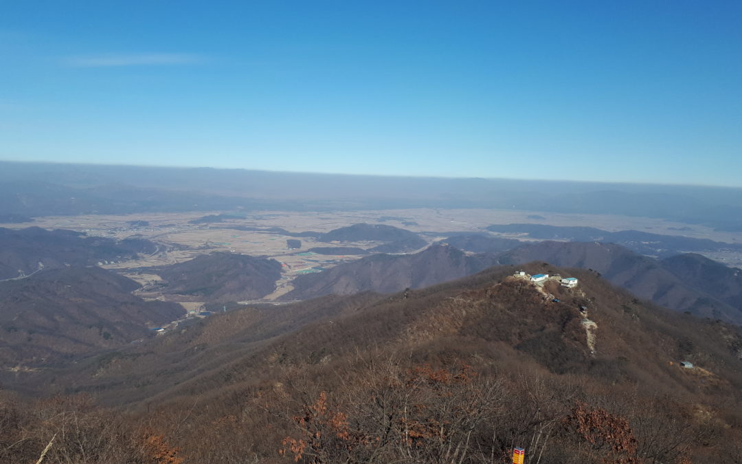연천 고대산의 매력은 칼바위 암릉과 표범바위·폭포 그리고 철원평야와 북녘의 산하를 바라보는 정상 조망이지요