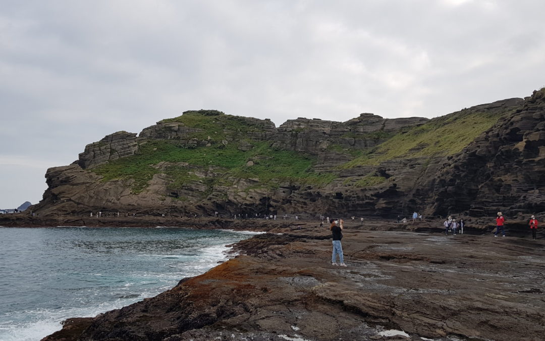 제주 용머리해안… 물결치는 듯한 곡선의 기괴한 암벽이 해안가에 600m나 이어지니 탄성이 도무지 그치질 않더군요