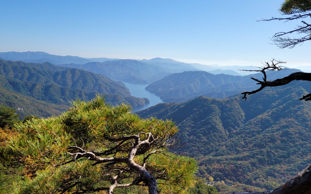 [춘천 오봉산] 따사로운 가을 햇살과 친구들의 왁자지껄 소리가 어우러진 암릉을 걸어가며 소양호와 능선을 바라보니 이보다 좋을 수가 없더군요