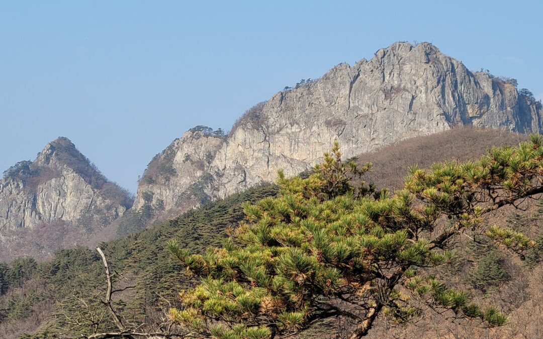 [월악산 국립공원] ④ 월악산 영봉(靈峰)은 높이 150m, 둘레 4㎞의 거대 암반… ‘한국의 마터호른’이면서 장소에 따라 달리 보이는 ‘네 얼굴의 암봉’