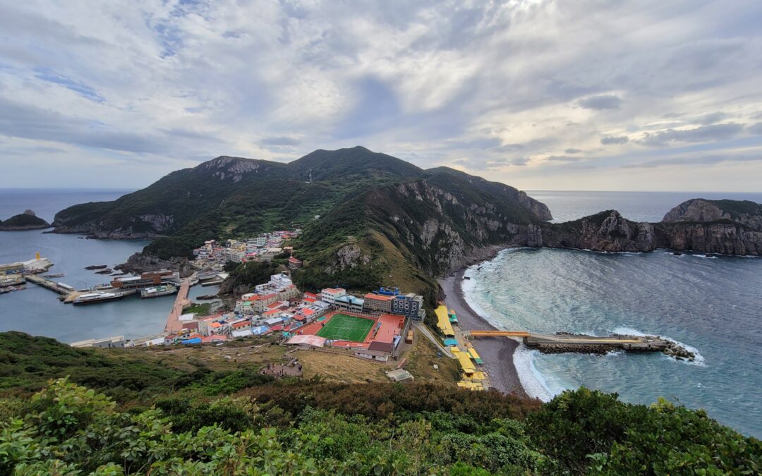 [신안군 홍도 여행] 중장년층 일색에 옛날식 관광 방식이어도 홍도 유람선 관광은 명불허전… 깃대봉 산행 추가되니 즐거움이 두 배