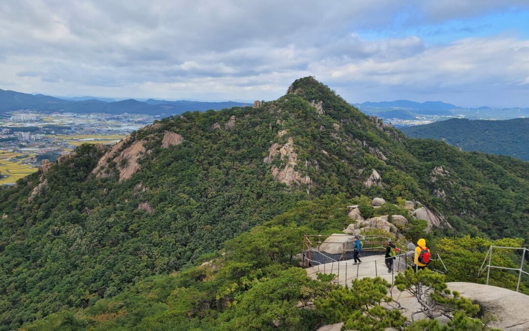 [양주 불곡산] 거대 암봉 불끈 솟아 오르고 정상 조망 일품인 양주의 진산(鎭山)… 블랙야크·산림청 지정 ‘100대 명산’에선 빠졌어도 내 눈엔 ‘100대 명산’이지요