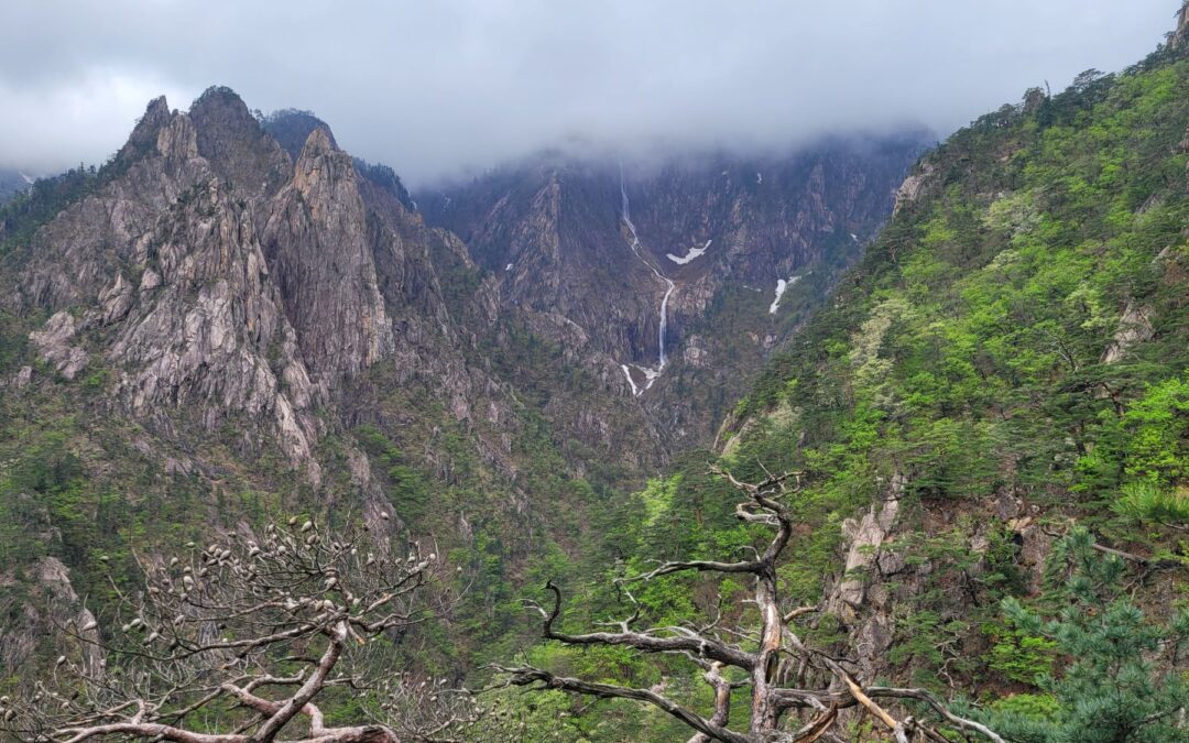 [설악산 국립공원] ② 토왕성폭포, 하늘에서 물줄기가 쏟아져 내리는 듯 신비롭고 웅장 