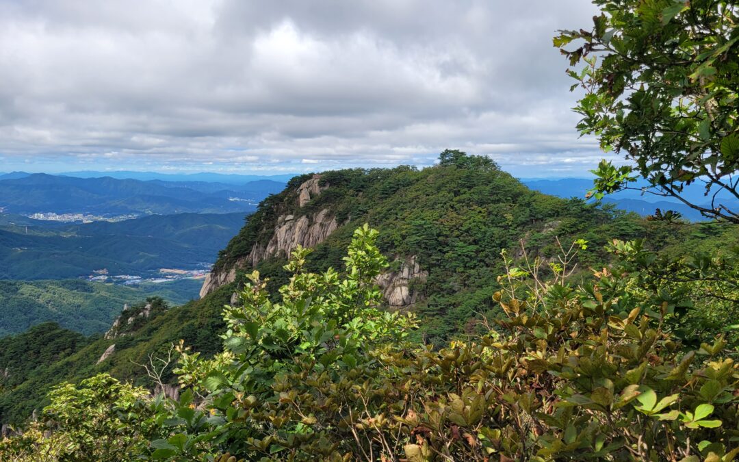 [포천 운악산] 급경사 암릉 구간 “스릴 있다” “뻐근하다” 평가 다르지만 조망 만큼은 엄지척이랍니다